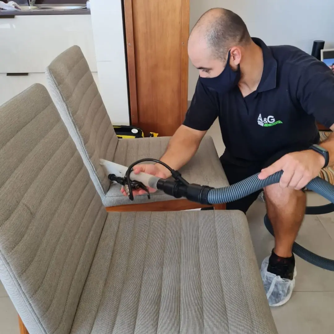 limpeza-higienizacao-impermeabilizacao-de-sofas1.webp